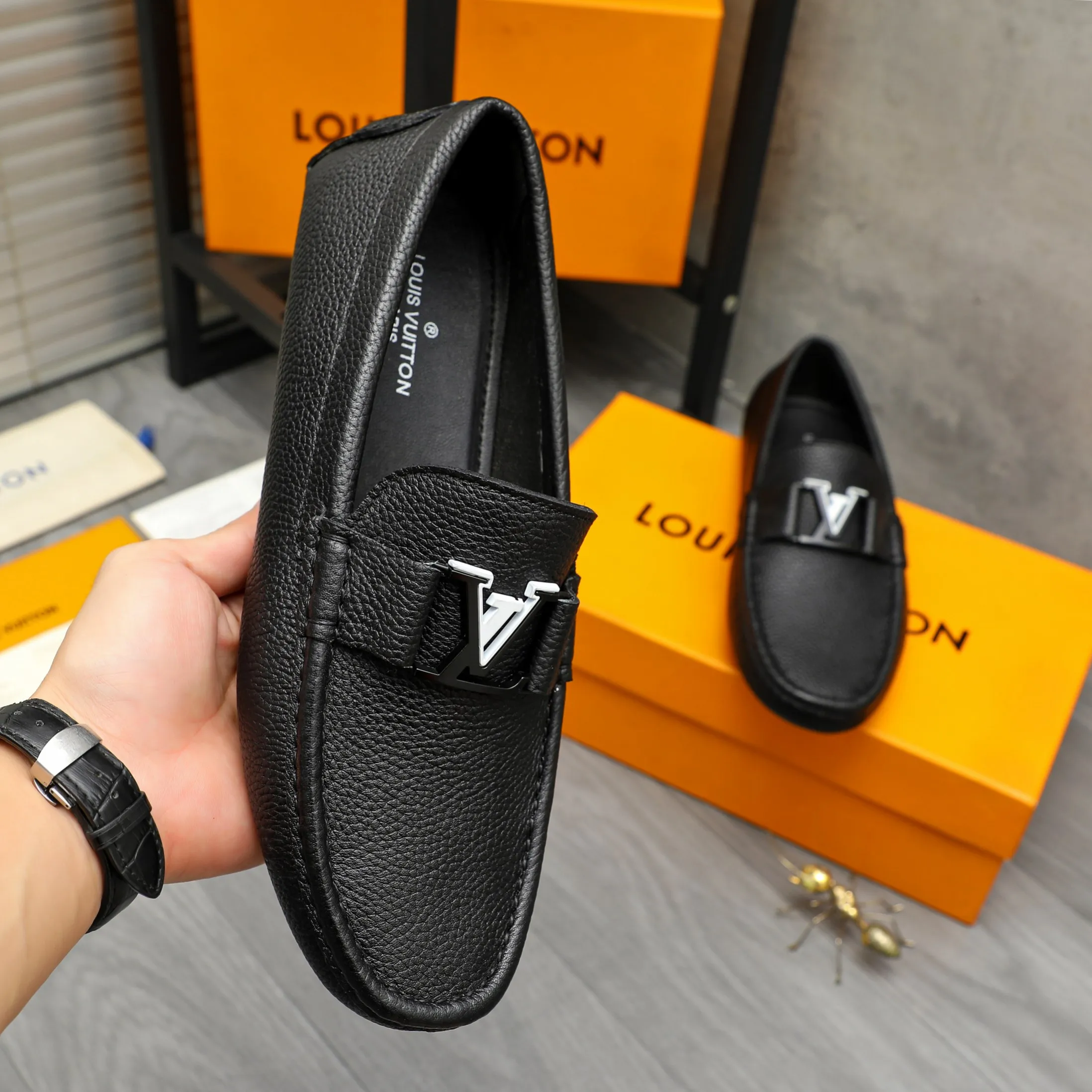 Men's shoes 💰420 Product trademark: LV "Louis Vuitton" casual slip-on shoes Regular size: 38-46 (45.46 custom-made, non-returnable) Product materials: Selected pebbled cowhide upper, sheepskin lining, original rubber outsole